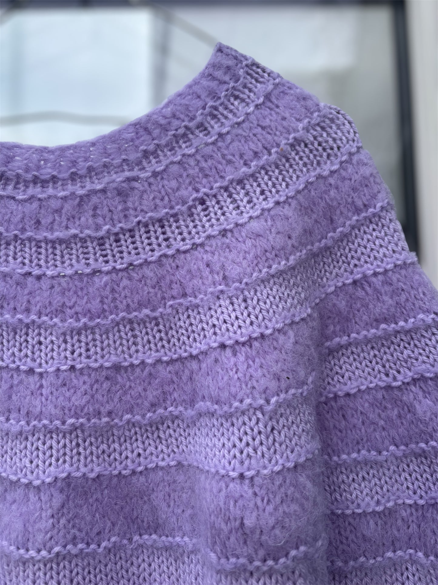 Lavendel sweater voksen strikkekit med gratis opskrift