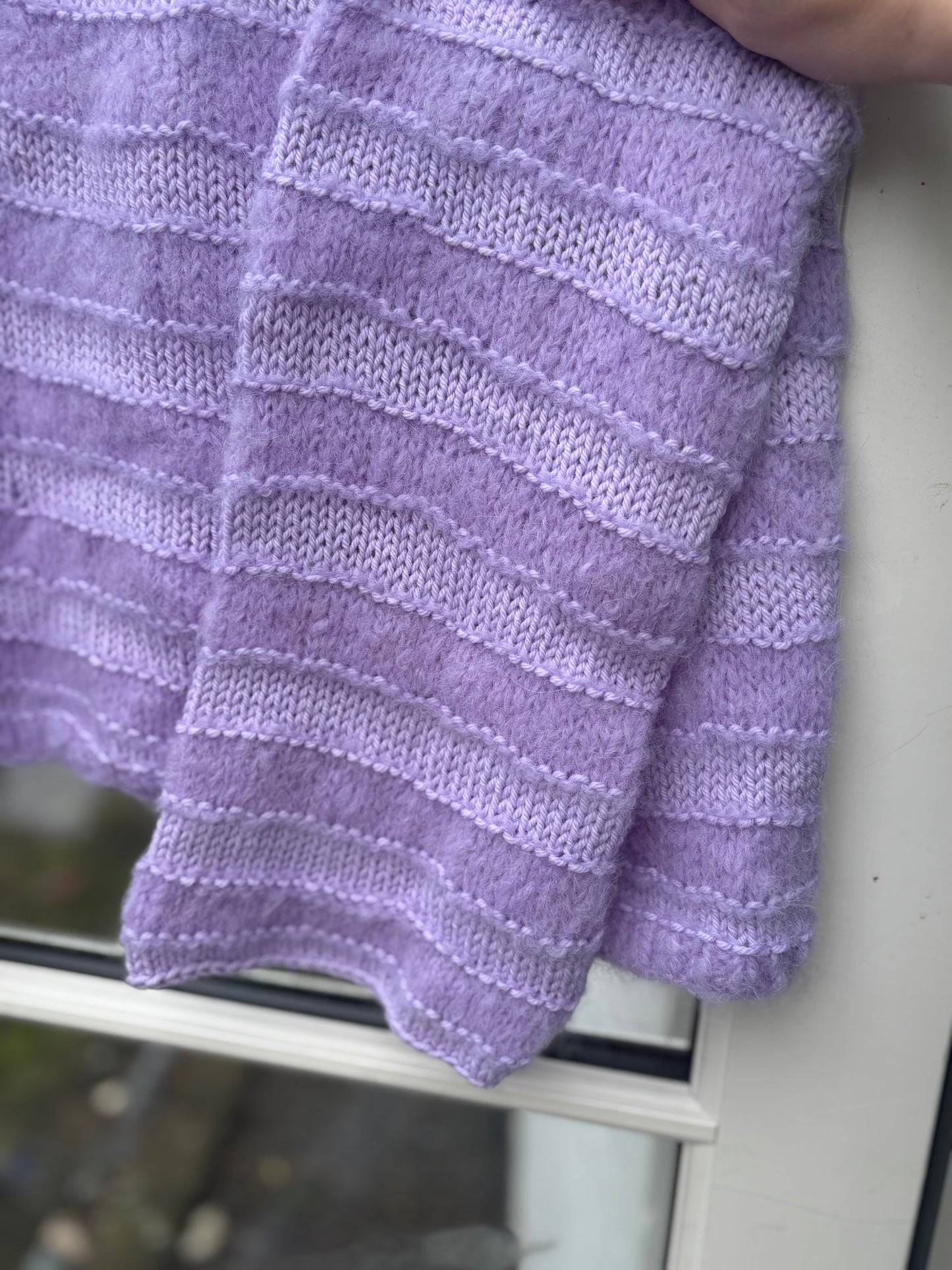 Lavendel sweater voksen strikkekit med gratis opskrift