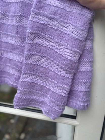 Lavendel sweater voksen strikkekit med gratis opskrift